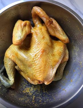 给鸡做个全身按摩，将盐焗粉抹匀腌制两小时