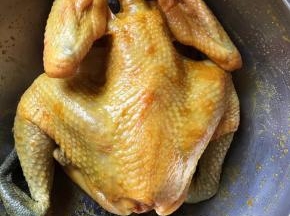 给鸡做个全身按摩，将盐焗粉抹匀腌制两小时