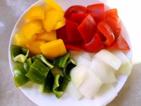 彩椒跟元葱切同等份量的方块