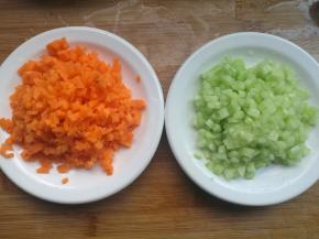 黄瓜、红萝卜洗净切成和米饭差不多大小的粒。