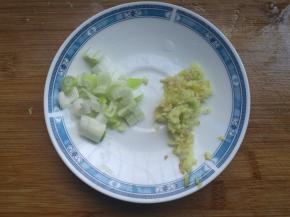 准备豆瓣葱、姜末。