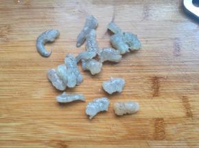 虾仁洗净去头、剥去壳、去掉沙线、切成两段。