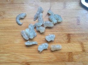 虾仁洗净去头、剥去壳、去掉沙线、切成两段。