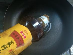 炒锅烧热，放油。