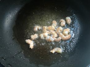 小火，放虾仁煸炒至熟盛出待用。