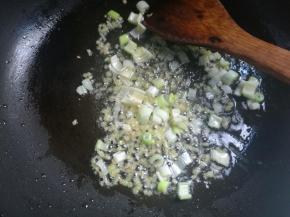 另起锅，不用放油，下入葱姜末，小火煸香。