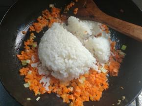 倒入剩米饭煸炒。