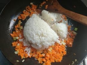 倒入剩米饭煸炒。