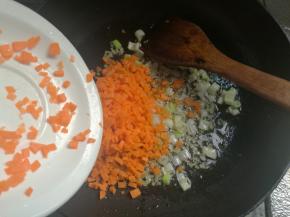 下入红萝卜碎炒香。