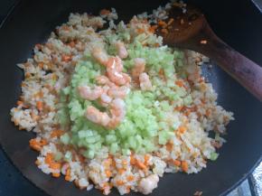 米饭全部炒热，翻炒均匀。加入黄瓜丁和虾仁翻炒均匀，出锅装盘即可。