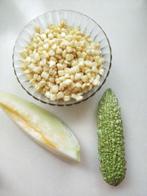 准备好材料:煮熟的黏玉米剥粒，苦瓜洗净，哈密瓜切一块备用