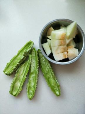 苦瓜去瓤去籽。哈密瓜去皮，