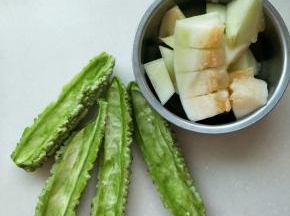 苦瓜去瓤去籽。哈密瓜去皮，