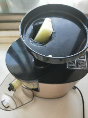原汁机先先放入一些哈密瓜