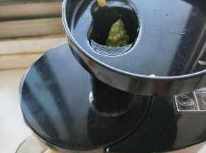在放入一些苦瓜，