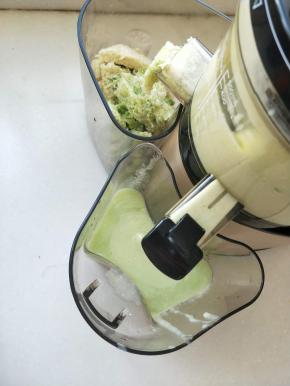 这样轮流交替将蔬果放入原汁机榨汁