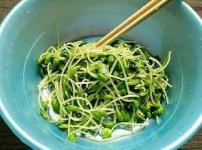 沥干水份放入容器中