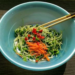 加入胡萝卜丝，红辣椒段，盐，生抽，醋，鸡精拌均匀即可