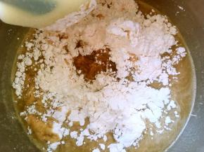 加入低筋面粉，快速搅拌均匀