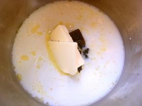 牛奶加红糖，黄油小火加热至黄油融化关火，没有红糖用白糖也可以，减少5克用量