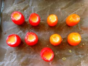 将蛋液倒入小西红柿杯中，8、9分满就可以，免得烘烤过程中，蛋液膨胀，溢出来