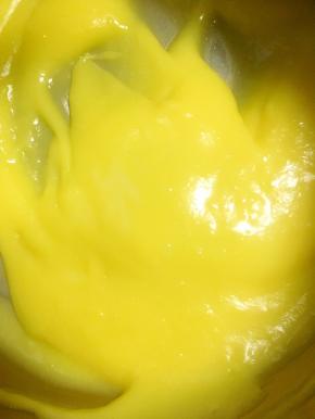 将卡士达酱放凉一点，抹在蛋糕片上，靠近自己这面抹的多一点，抹卡士达酱忘记拍照片啦，不明白的可以看我食谱里其它蛋糕卷的抹法