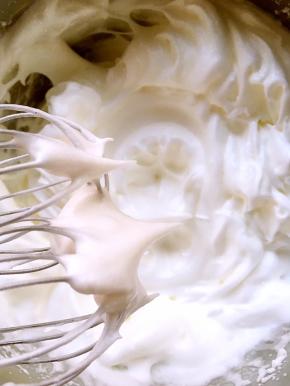 蛋白加柠檬汁，分三次加入剩下的砂糖打发至微硬性发泡，打蛋器提起有个小尖