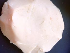 我用的自制红豆沙，将红豆皮去掉熬至的，更细腻些，食谱里有没去皮的红豆沙方子，做法相同