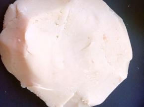 我用的自制红豆沙，将红豆皮去掉熬至的，更细腻些，食谱里有没去皮的红豆沙方子，做法相同