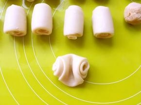 松弛好的牛舌卷从中间压一下，之后再压成扁