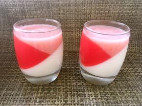 冰箱取出凝固的玻璃杯，倒入粉色荔枝汁，继续冷藏2个小时以上，至荔枝层凝固即可