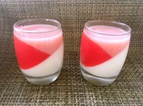 冰箱取出凝固的玻璃杯，倒入粉色荔枝汁，继续冷藏2个小时以上，至荔枝层凝固即可