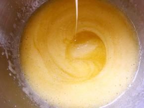 之后用蛋抽手动一直搅拌至砂糖融化，蛋液浓稠，这一步有点累