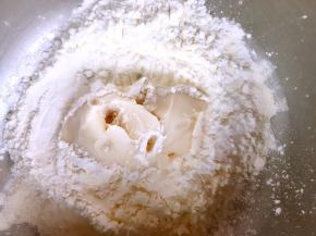 混合油酥皮材料，揉成面团