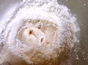 混合油酥皮材料，揉成面团