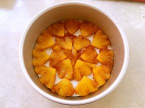 熬好的菠萝片平铺在油纸上