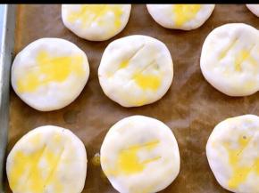 蛋黄打散，刷在酥饼上