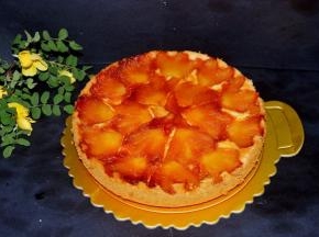 吃的时候可以将锅内的糖浆倒在蛋糕上