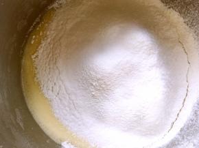 过筛低筋面粉，搅拌均匀顺滑，无面粉颗粒