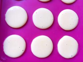 用小勺舀一点面糊，滴在模具上，之后用牙签划成圈，我用的马卡龙模具，模具上有马卡龙圆印，不会留到外面的，没有可以装入一次性裱花袋，剪个很小的小口，垂直挤在油纸上，让它自己形成圆形即可