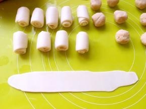 松弛好的牛舌卷继续擀成长条，卷起来，再松弛15分钟