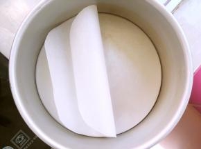 蛋糕模具为了烤出来方便脱模，我裁啦张油纸铺在底下