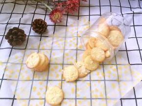 烤箱预热180度烤15分钟，表面上色即可，凉透取下来，脆脆的还带着杏仁香味，特别好吃