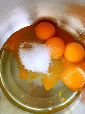 鸡蛋分离至干净容器，蛋黄加30克砂糖玉米油搅拌均匀