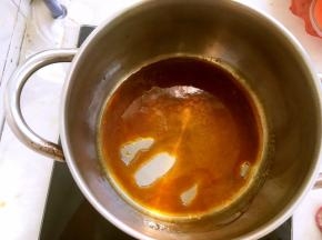 60克砂糖倒锅内小火加热成焦糖色
