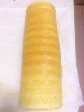 抬起油纸，将蛋糕卷卷起，因为蛋糕很柔软，我这次就没借助擀面杖来卷，蛋糕卷全部卷好后，压住上面的油纸，抽紧底下的油纸，让蛋糕卷卷的更紧实些