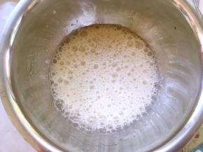 鸡蛋分离至两个干净容器，蛋白加几滴柠檬汁打发，分三次加入20克砂糖，打出大眼泡状加入第一次砂糖，打出浓稠状加入第二次砂糖