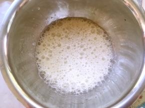 鸡蛋分离至两个干净容器，蛋白加几滴柠檬汁打发，分三次加入20克砂糖，打出大眼泡状加入第一次砂糖，打出浓稠状加入第二次砂糖