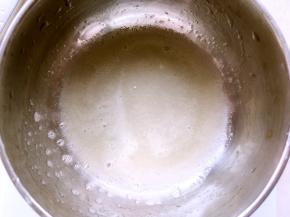 吉利丁粉加冷水搅拌均匀，隔水加热至融化