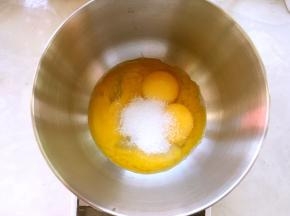 蛋黄加入剩下的砂糖搅拌均匀